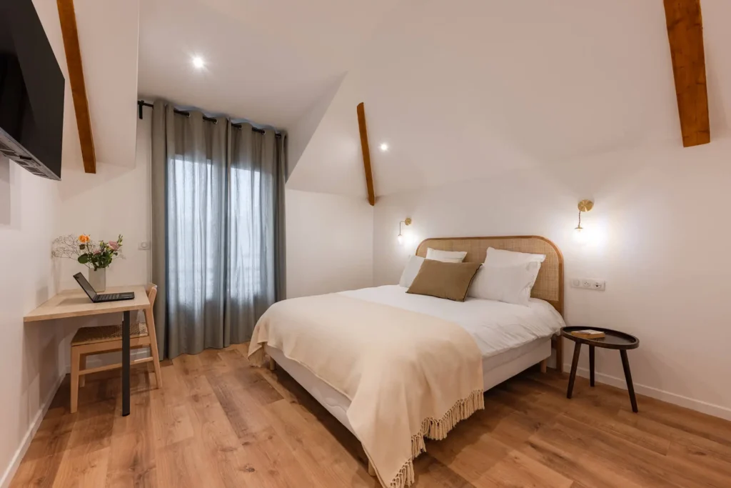 Chambre double lumineuse avec lit confortable et coin bureau
